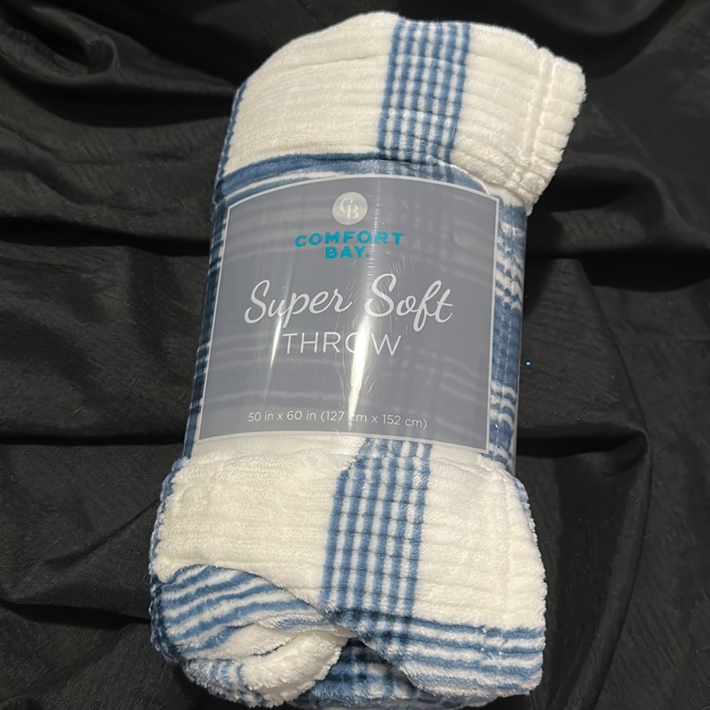 Comfort Bay Super Soft Throw 50”x60” ~ Blue & White